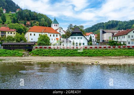 Splendida città di Lasco in Slovenia con la riva del fiume Spica. Foto Stock