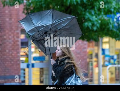 Forti venti e pioggia a Preston, Lancashire. Meteo Regno Unito. 01 Ott 2021. Venti forti e docce pesanti nel centro della città. Credit: MediaWorldImages/AlamyLiveNews Foto Stock