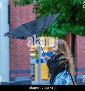 Forti venti e pioggia a Preston, Lancashire. Meteo Regno Unito. 01 Ott 2021. Venti forti e docce pesanti nel centro della città. Credit: MediaWorldImages/AlamyLiveNews Foto Stock