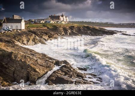 Alta marea e mare agile a Little Fistral a Newquay in Cornovaglia. Foto Stock