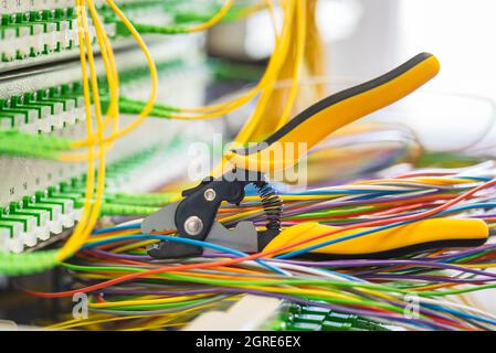 Spelafili per cavi in fibra ottica e telaio di distribuzione ottica, servizio di rete di telecomunicazioni Foto Stock