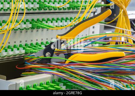 Spelafili per cavi in fibra ottica e telaio di distribuzione ottica, servizio di rete di telecomunicazioni Foto Stock