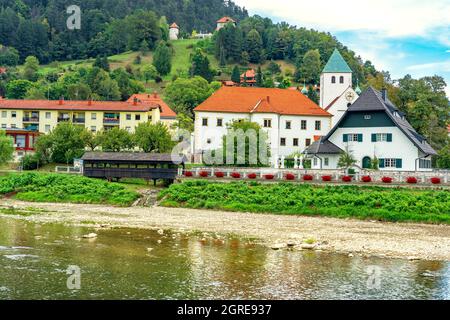 Splendida città di Lasco in Slovenia con la riva del fiume Spica. Foto Stock