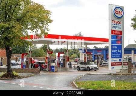 Kidderminster, Regno Unito. 1 ottobre 2021. Un cambiamento enorme come le code sono scomparse nelle stazioni di benzina dopo una settimana di acquisto di carburante panico. Questa stazione di benzina ha chiuso tutte le sue pompe solo 6 giorni fa e il piazzale è stato tappato con i cartelli "Sorry, no fuel available". Oggi tutti i carburanti sono disponibili su quasi tutte le pompe e le code inesistenti. Credit: Lee Hudson/Alamy Live News Foto Stock