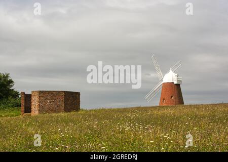 Mulino a vento Hornaker e la vecchia seconda guerra mondiale, vicino Chichester sulle South Downs nel Sussex occidentale, Inghilterra Foto Stock