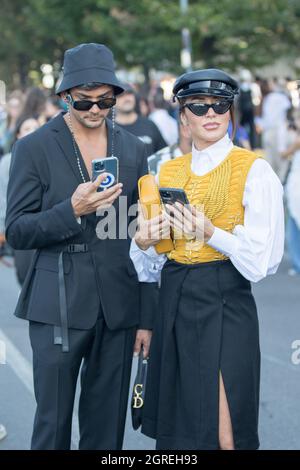 24 settembre 2021: Coppia dei modelli stanno portando i cappelli Foto Stock