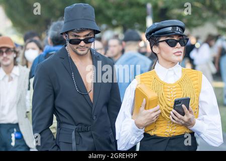 24 settembre 2021: Coppia dei modelli stanno portando i cappelli Foto Stock