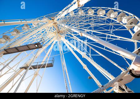 Antibes, Francia. Gigantesca ruota panoramica nella città di Antibes, costa azzurra, Francia meridionale Foto Stock