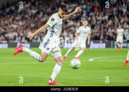 Copenaghen, Danimarca. 30 settembre 2021. Kevin Diks (2) del FC Copenhagen visto durante la partita della UEFA Europa Conference League tra il FC Copenhagen e il Lincoln Red Imps FC al Parken di Copenhagen. (Photo Credit: Gonzales Photo/Alamy Live News Foto Stock