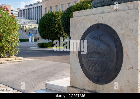 Scudo di bronzo che rappresenta un'antica nave greca all'ingresso della tomba del Milite Ignoto sotto il parlamento greco. Evzone Foto Stock