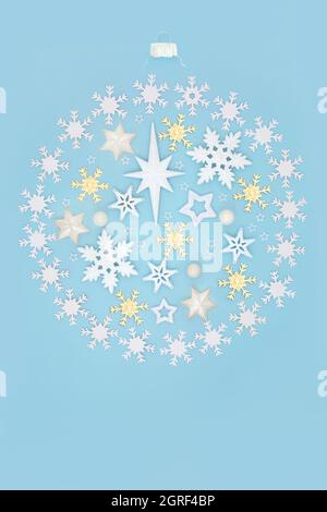 Albero di Natale a forma rotonda con decorazioni a stella e fiocco di neve. Composizione astratta per la stagione delle vacanze su sfondo blu. Disposizione piatta. Foto Stock