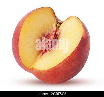 Frutto maturo di pesca tre quarti con osso isolato su sfondo bianco. Tracciato di ritaglio. Profondità di campo completa. Foto Stock