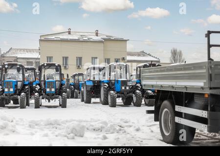 Molti trattori diversi in fila alla fiera agricola per la vendita Outdoor.Equipment for Agriculture.Heavy macchine industriali presentati a. Foto Stock