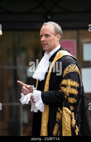 LONDRA - 1° OTTOBRE: Il Servizio Giudici annuale si è svolto presso l'Abbazia di Westminster a Londra oggi, 1° ottobre 2021. All'inizio dell'anno legale il Cancelliere del Signore, Dominic Raab che indossa gli abiti del suo ufficio come Cancelliere del Signore, arriva all'Abbazia di Westminster. I giudici, i Q.C e le figure legali più alte, camminano in una processione dall'Abbazia di Westminster alle Camere del Parlamento, per un'accoglienza ospitata dal Cancelliere del Signore. La consuetudine risale al Medioevo, quando i giudici pregarono per la guida all'inizio dell'anno legale. Credit: David Levenson/Alamy Live News Foto Stock