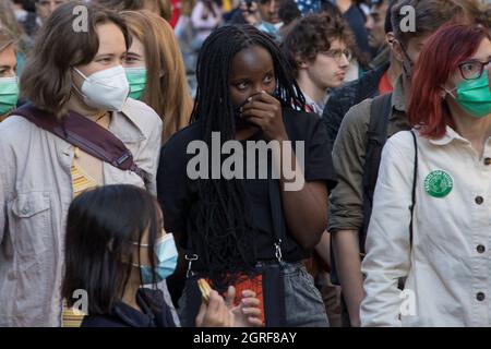 Milano, Italia - 1 ottobre 2021 - venerdì per la futura protesta con Greta Thunberg - Vanessa Nakate attivista ambientale ugandese Credit: Christian Santi/Alamy Live News Foto Stock