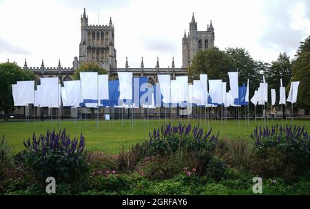 Luke Jerram's in Memoriam, un'installazione d'arte potente e significativa, creata in memoria delle perdite subite durante la pandemia COVID-19, dopo essere stata installata nel College Green di Bristol. L'installazione, che sarà aperta al pubblico dal 1° al 17 ottobre, è composta da oltre 100 bandiere di lenzuola ospedaliere NHS. Data foto: Venerdì 1 ottobre 2021. Foto Stock