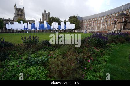 Luke Jerram's in Memoriam, un'installazione d'arte potente e significativa, creata in memoria delle perdite subite durante la pandemia COVID-19, dopo essere stata installata nel College Green di Bristol. L'installazione, che sarà aperta al pubblico dal 1° al 17 ottobre, è composta da oltre 100 bandiere di lenzuola ospedaliere NHS. Data foto: Venerdì 1 ottobre 2021. Foto Stock