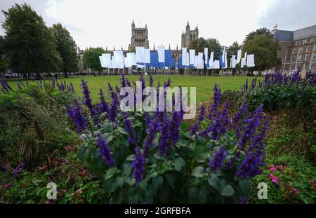 Luke Jerram's in Memoriam, un'installazione d'arte potente e significativa, creata in memoria delle perdite subite durante la pandemia COVID-19, dopo essere stata installata nel College Green di Bristol. L'installazione, che sarà aperta al pubblico dal 1° al 17 ottobre, è composta da oltre 100 bandiere di lenzuola ospedaliere NHS. Data foto: Venerdì 1 ottobre 2021. Foto Stock