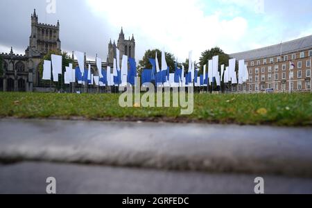 Luke Jerram's in Memoriam, un'installazione d'arte potente e significativa, creata in memoria delle perdite subite durante la pandemia COVID-19, dopo essere stata installata nel College Green di Bristol. L'installazione, che sarà aperta al pubblico dal 1° al 17 ottobre, è composta da oltre 100 bandiere di lenzuola ospedaliere NHS. Data foto: Venerdì 1 ottobre 2021. Foto Stock