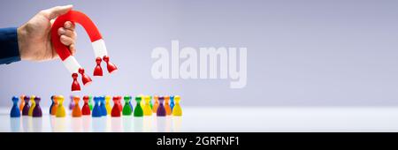 Il Business Lead e il magnete di generazione del cliente che tira i personaggi Foto Stock