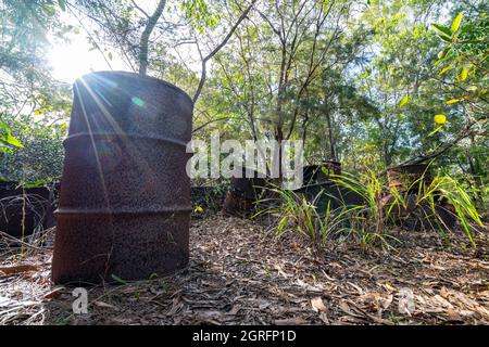 I tamburi di carburante arrugginiti sparsi nel bush vicino all'aeroporto di Bamaga sono ciò che rimane del deposito di carburante WW per Higgins Field, Bamaga, Penisola di Cape York. Foto Stock