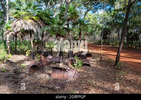 I tamburi di carburante arrugginiti sparsi nel bush vicino all'aeroporto di Bamaga sono ciò che rimane del deposito di carburante WW per Higgins Field, Bamaga, Penisola di Cape York. Foto Stock