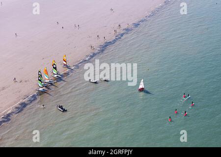 Francia, Vendee, la barre de Monts, pagaie e barche a vela vicino alla spiaggia (vista aerea) Foto Stock