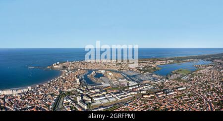 Francia, Vendee, Les Sables d'Olonne, la città e il porto (vista aerea) Foto Stock
