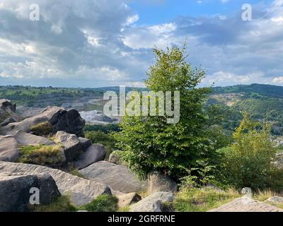Vista verso la cava di pietra calcarea a Cromford dalla cima di Black Rocks, Derbyshire, Regno Unito Foto Stock