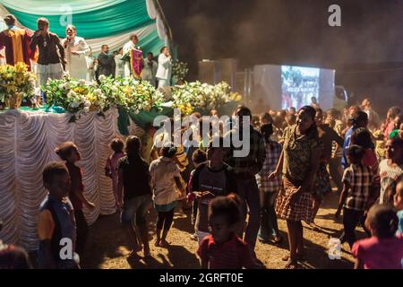 Indonesia, Papua, città di Sentani, messa evangelica, accompagnata da musica, danza e trance Foto Stock