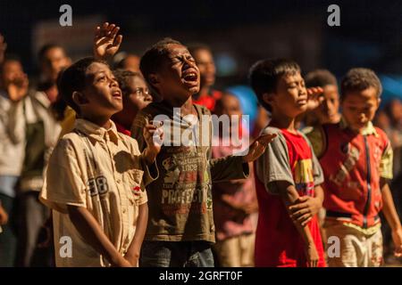 Indonesia, Papua, città di Sentani, messa evangelica, accompagnata da musica, danza e trance Foto Stock