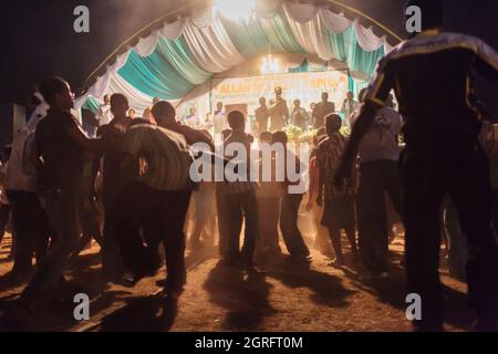 Indonesia, Papua, città di Sentani, messa evangelica, accompagnata da musica, danza e trance Foto Stock