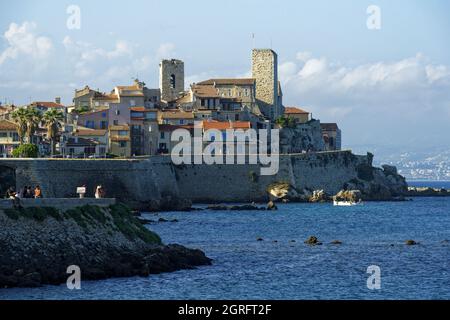 Francia, Alpes Maritimes, Antibes, la città vecchia e i suoi bastioni Vauban lasciando apparire le due torri saracene del Museo Picasso e la Cattedrale Notre Dame dell'Immacolata Concezione Foto Stock