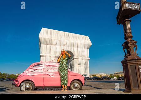 Francia, Parigi, Place de l'Etoile, Fiat 500 rosa di fronte all'Arco di Trionfo avvolto da Jeanne-Claude e Christo Foto Stock