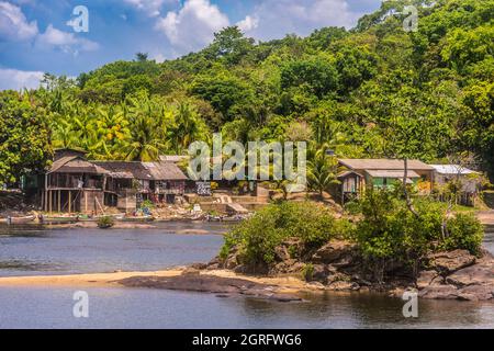 Francia, Guyana francese, Parc Amazonien de Guyane, zona cuore, Camopi, vista della riva brasiliana del Oyapock e il villaggio di Villa Brasil Foto Stock