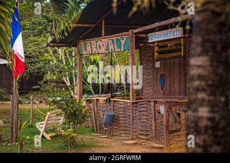 Francia, Guyana francese, Saül, Parc Amazonien de Guyane, stazione di polizia nazionale Foto Stock