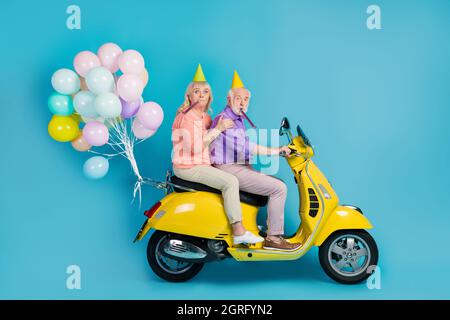 Profilo a dimensione intera foto laterale del pensionato pensionato pensionato grigio capelli marito moglie sposato coppia palloncini isolato su sfondo blu Foto Stock