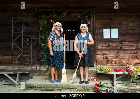 Romania, Maramures regione, Desesti, chiesa in legno di Paraskeva, patrimonio mondiale dell'UNESCO chiesa, preparazione e decorazione di massa Foto Stock