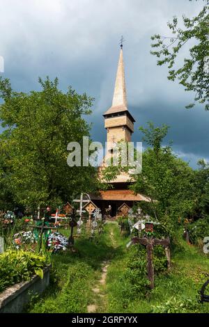 Romania, regione di Maramures, Desesti, chiesa di legno di Paraskeva, chiesa dichiarata patrimonio mondiale dell'UNESCO, cimitero Foto Stock