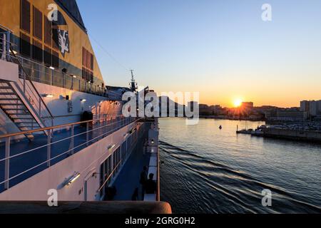 Francia, Var, Tolone, porto di Tolone, arrivo della Corsica Ferries barca Foto Stock