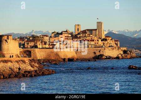 Francia, Alpes Maritimes, Antibes, il centro storico, fortificazioni Vauban, Città vecchia, le Alpi sotto la neve sullo sfondo Foto Stock