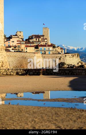 Francia, Alpes Maritimes, Antibes, il centro storico, fortificazioni Vauban, Città vecchia, le Alpi sotto la neve sullo sfondo Foto Stock