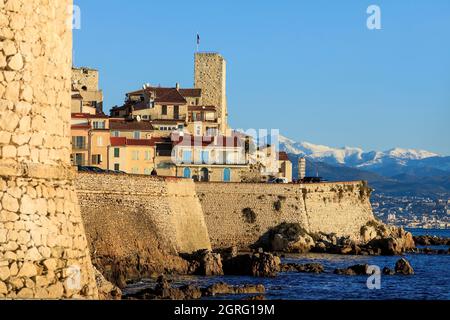 Francia, Alpes Maritimes, Antibes, il centro storico, fortificazioni Vauban, Città vecchia, le Alpi sotto la neve sullo sfondo Foto Stock