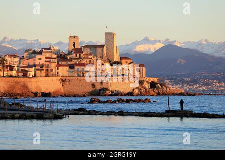 Francia, Alpes Maritimes, Antibes, il centro storico, fortificazioni Vauban, Città vecchia, le Alpi sotto la neve sullo sfondo Foto Stock