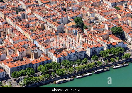 Francia, Rodano, Lione, 2° arrondissement, fiume Rodano, Chiatte sul quai du Docteur Gailleton (vista aerea) Foto Stock