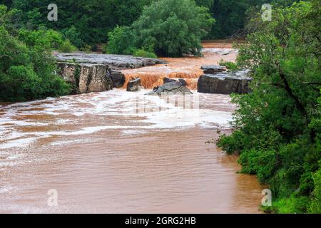 Francia, Var, Dracenie, Vidauban, Les Cascades de l'Aille, il fiume in alluvione Foto Stock