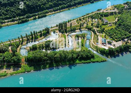 Francia, Isere, Porcieu Amblagnieu, isola di la Serre, Espace Eau vive e il Rodano (vista aerea) Foto Stock