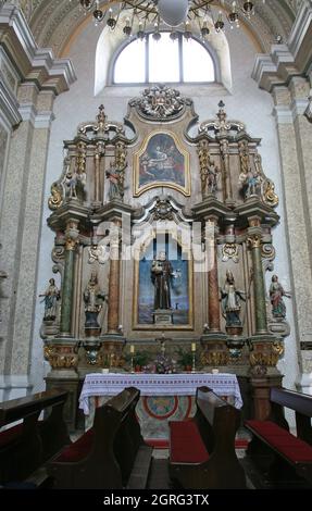 Altare di Sant'Antonio da Padova nella Chiesa Francescana di San Pietro in Cernik, Croazia Foto Stock