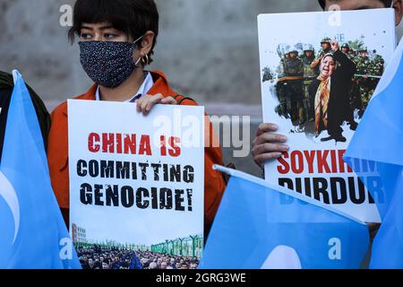 Ankara, Turchia. 01 ottobre 2021. I manifestanti detengono cartelloni e bandiere di Uyghur che esprimono le loro opinioni durante la manifestazione. I turchi di Uyghur hanno protestato contro le violazioni dei diritti umani in Cina in Piazza Ulus Atatürk. Credit: SOPA Images Limited/Alamy Live News Foto Stock