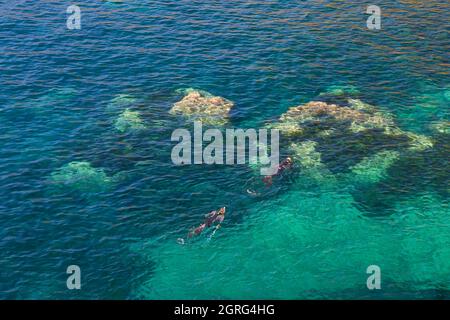 Francia, Var, Corniche de l'Esterel o Corniche d'Or, Saint Raphael, le Trayas, subacquei vicino alla spiaggia di Maupas Foto Stock